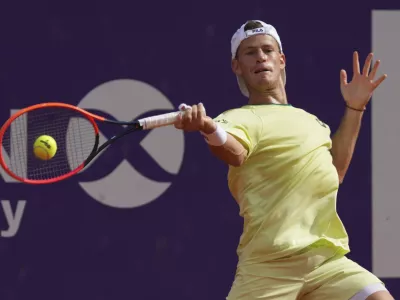 Argentina's Diego Schwartzman hits a shot to Chile's Nicolas Jarry during an Argentina Open ATP round of 32 tennis match at Guillermo Vilas Stadium in Buenos Aires, Argentina, Wednesday, Feb. 12, 2025. (AP Photo/Gustavo Garello)