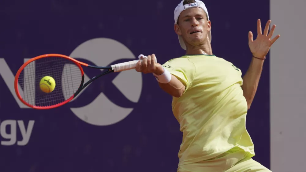 Argentina's Diego Schwartzman hits a shot to Chile's Nicolas Jarry during an Argentina Open ATP round of 32 tennis match at Guillermo Vilas Stadium in Buenos Aires, Argentina, Wednesday, Feb. 12, 2025. (AP Photo/Gustavo Garello)