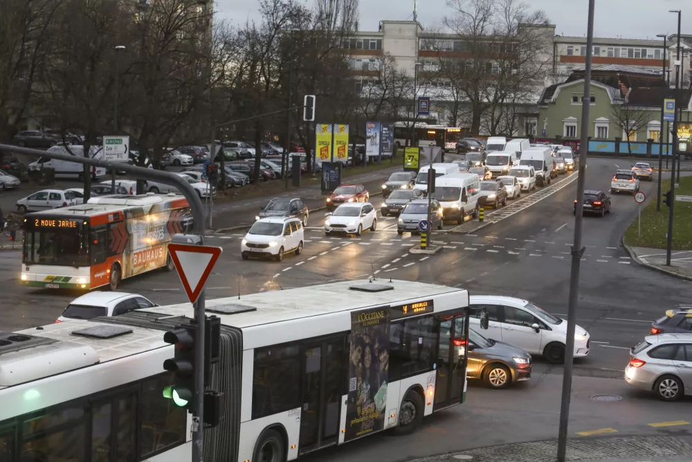 - Vilharjeva ulica - prometni zastoj - - 04.01.2024 - popolna zapora Dunajske ceste v sklopu gradnje novega Potniškega centra Ljubljana - delavci začeli podirati južni del nadvoza nad Dunajsko cesto - //FOTO: Luka Cjuha