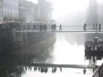 ﻿08.12.2016. Ljubljana, Ljubljanica, brv - megla, onesnažen zrakfoto: Bojan Velikonja