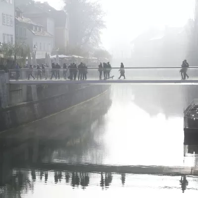 ﻿08.12.2016. Ljubljana, Ljubljanica, brv - megla, onesnažen zrakfoto: Bojan Velikonja
