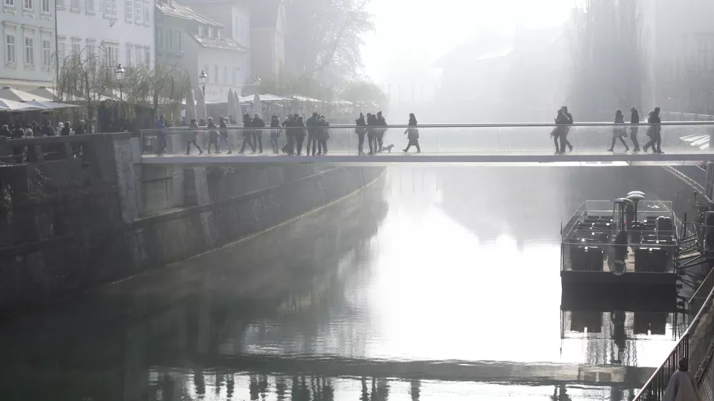 ﻿08.12.2016. Ljubljana, Ljubljanica, brv - megla, onesnažen zrakfoto: Bojan Velikonja