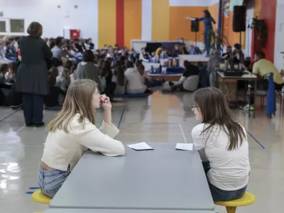 Eden od najpomembnejših vidikov posodobitve zakona je sistem imenovanja ravnateljev. Doslej je imel pri tem glavno besedo svet zavoda, odslej pa bo usodo ravnateljev s prižigom zelene ali rdeče luči krojil šolski minister. Fotografija je simbolična. Foto: Jaka Gasar