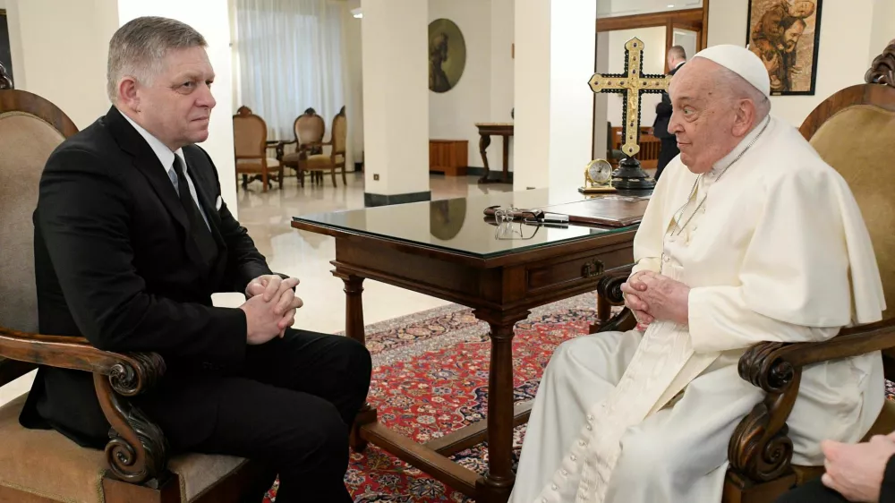 Slovakia's Prime Minister Robert Fico meets with Pope Francis at the Vatican, February 14, 2025.  Vatican Media/­Handout via REUTERS  ATTENTION EDITORS - THIS IMAGE WAS PROVIDED BY A THIRD PARTY.