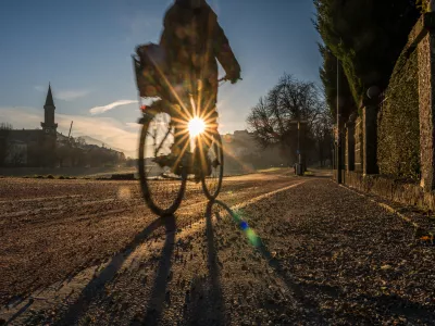 cyclist on winter morning in sunshine / Foto: Georg Hummer