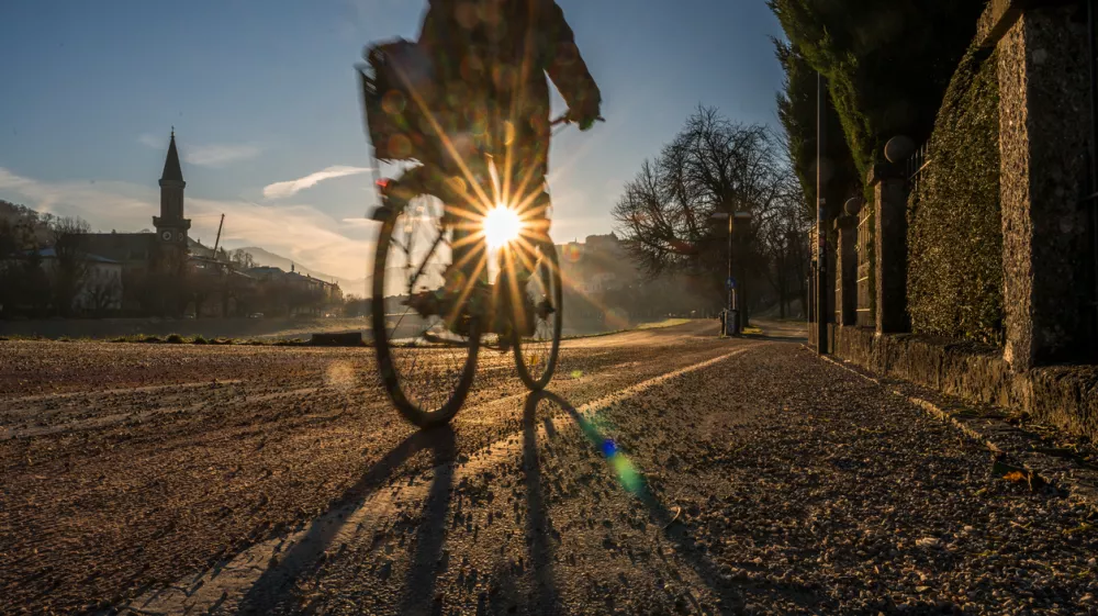 cyclist on winter morning in sunshine / Foto: Georg Hummer