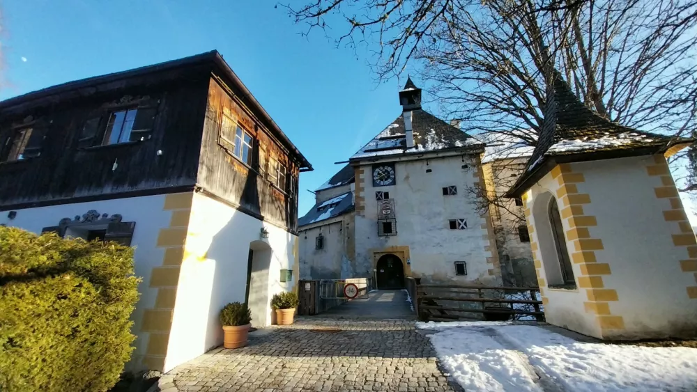 Grad Moosham ima izredno zanimivo zgodovino. 100 čarovnic je bilo obglavljenih in verjamejo, da nekatere še vedno preganjajo to trdnjavo, ki zdaj deluje kot muzej in je odprta za javnost tudi za prenočitev.