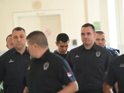 Uroš Blažić (v sredini v ozadju) je bil ob prihodu na sodišče obdan s pravosodnimi policisti. F Pixell