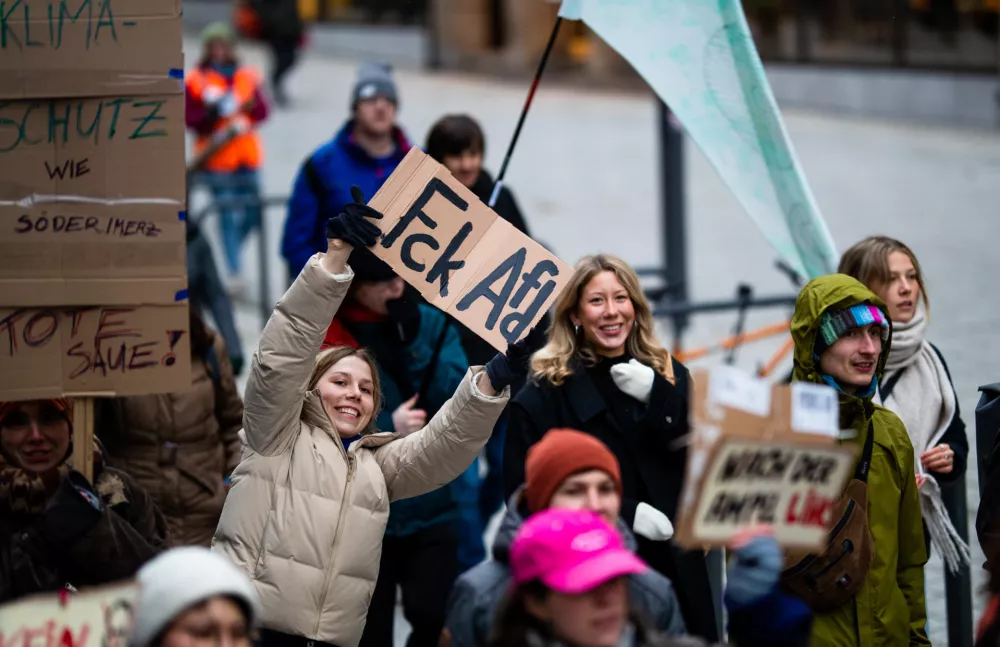 14 February 2025, Baden-Wuerttemberg, Stuttgart: A girl ho;lds a placard reading "Fck AfD" during a rally as part of the nationwide climate strike called by Fridays for Future movement. Photo: Christoph Schmidt/dpa / Foto: Christoph Schmidt