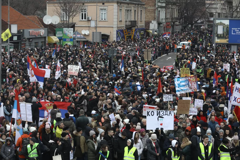 Protest v Kragujevcu se nadaljuje v obliki dolge procesije. Protestirali bodo 15 ur – po uro za vsakega umrlega v železniški nesreči v Novem Sadu. Foto: Luka Cjuha