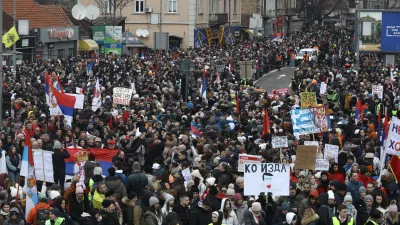 Vsesplošni vrvež z ragljami, trobentami in vzkili je utišalo naznanilo - čez eno minuto bo ura 11.52. In kot zakleta sta celotna množica in nepopisni hrup potihnila v zamišljeni tišini. Foto Luka Cjuha