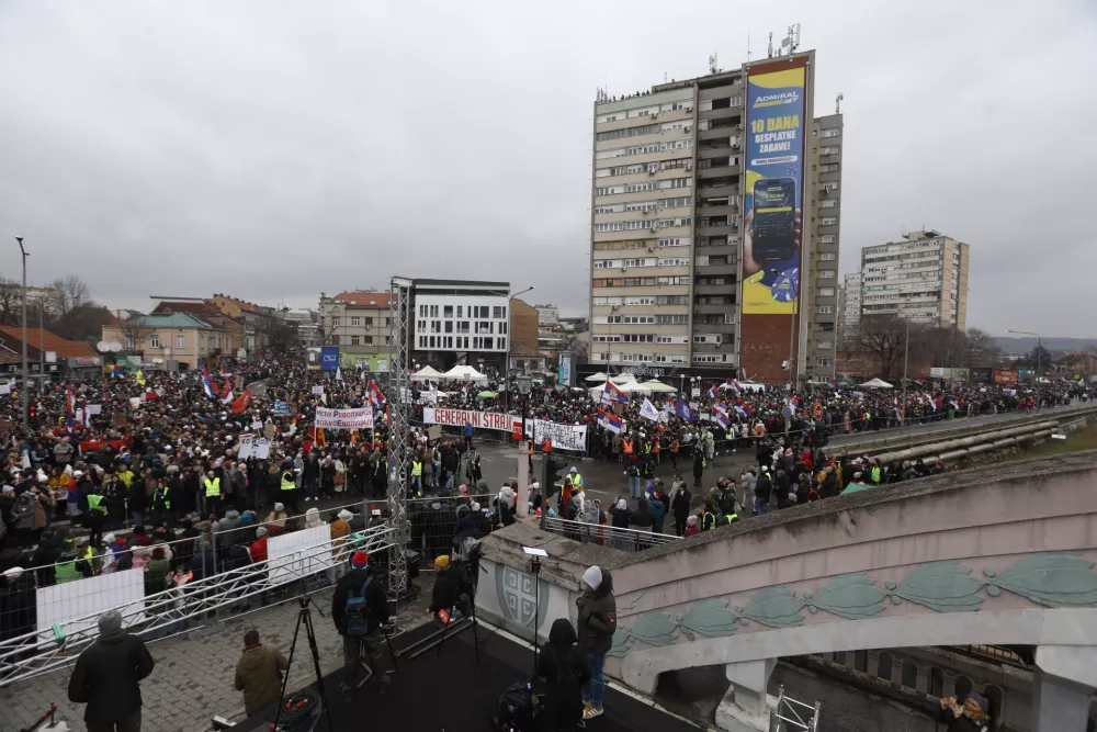 Študenti in številni občani so se zbrali z zahtevo, da se objavi vsa dokumentacija izgradnje železniške postaje v Novem Sadu. Glavni protest je v Kragujevcu, protestirajo pa malodane v vseh mestih v državi. Foto: Luka Cjuha