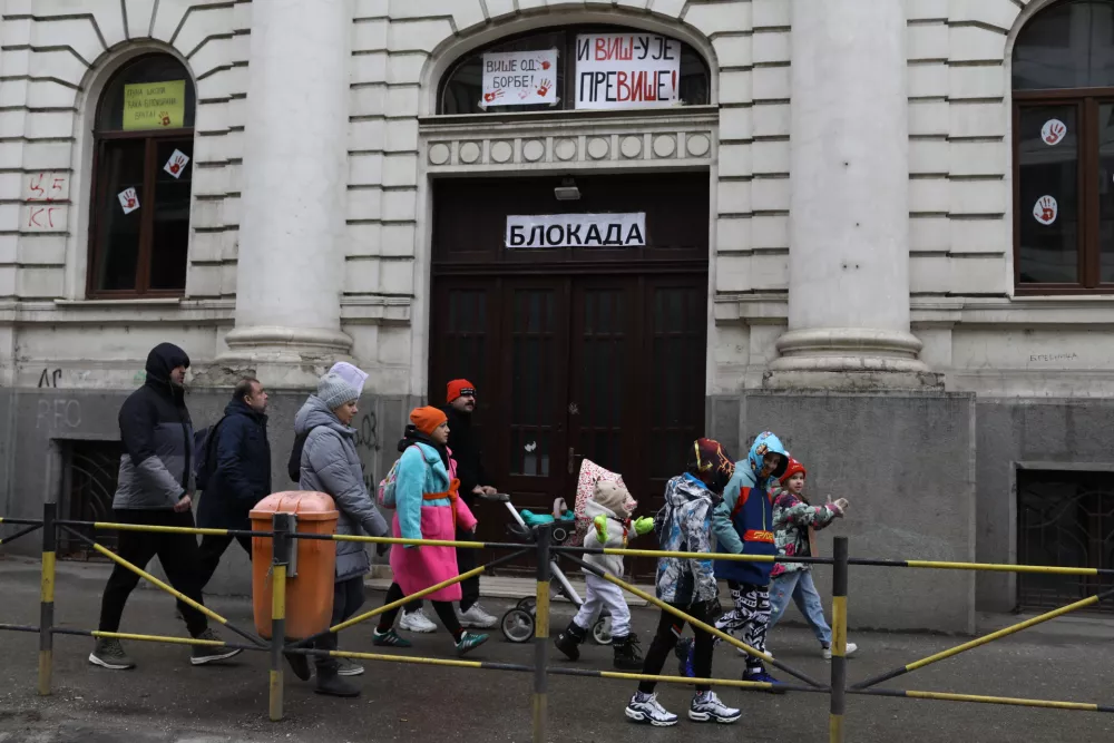 Skoraj vse fakultete v državi imajo blokado študentov in profesorjev, kar pomeni, da se pouk ne izvaja. Ena izmed profesoric iz Kragujevca je povedala, da po napovedih vlade marca stavkajoči ne bodo prejeli polne plače. »Bomo videli, kaj bo. Ampak za pravico se je potrebno žrtvovati na vse načine,« nam je povedala.  Foto: Luka Cjuha