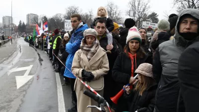 Vsesplošni vrvež z ragljami, trobentami in vzkliki je utišalo naznanilo - čez eno minuto bo ura 11.52. In celotna množica je potihnila v zamišljeni tišini. Foto Luka Cjuha