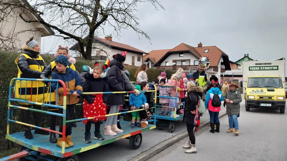 Male maškare so se popeljale na dveh vozih. Foto: Vesna Levičnik