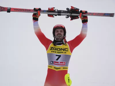 Switzerland's Loic Meillard celebrates winning the gold medal in a men's slalom, at the Alpine Ski World Championships, in Saalbach-Hinterglemm, Austria, Sunday, Feb. 16, 2025. (AP Photo/Giovanni Auletta)