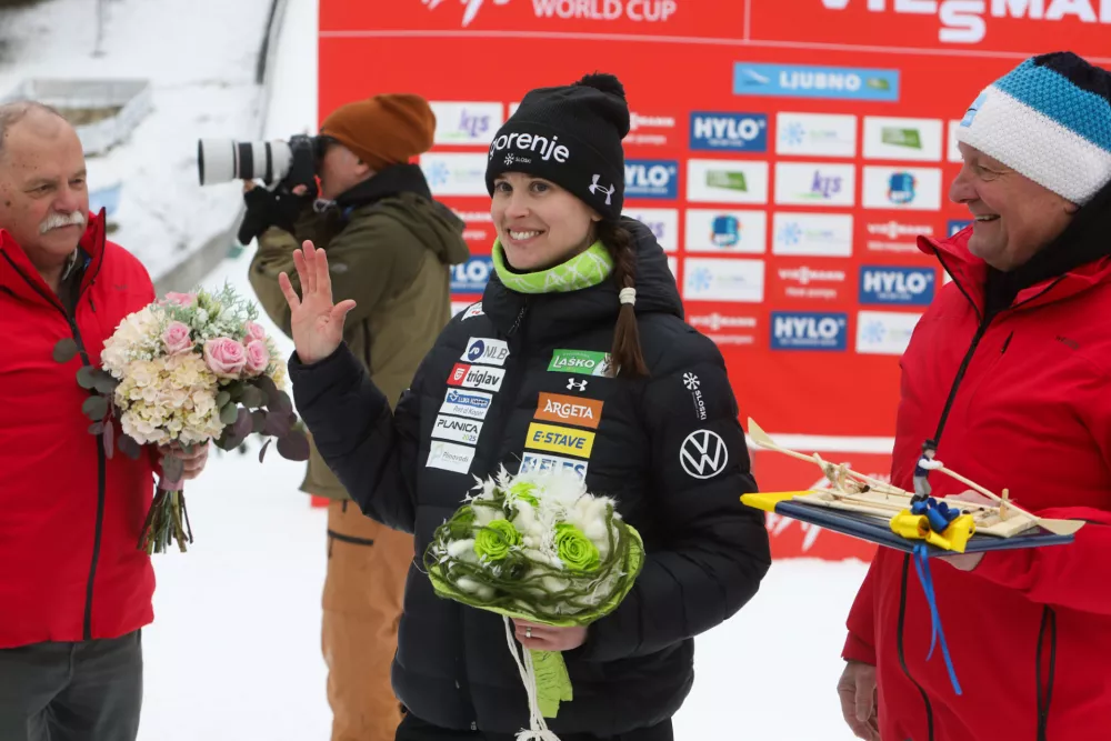 Urša Križnar, ki je pod priimkom Bogataj postala dvakratna olimpijska prvakinja, je uradno sklenila kariero. Zadnjič je skočila 1. januarja 2023 prav v Ljubnem, kjer si je ob padcu težko poškodovala koleno. Potem ko je postala mama sina Tima, je zajadrala v trenerske vode in pod mentorstvom nekdanjega selektorja Zorana Zupančiča deluje v Državnem panožnem nordijskem centru v Kranju ter v Ljubnem tudi mahala z zastavico mlajšim članicam reprezentance. Foto: Bojan Velikonja