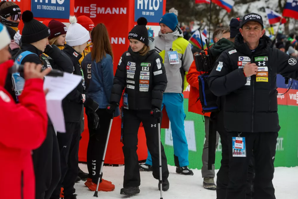 Nika Vodan, ki je še pod priimkom Križnar kot prva Slovenka osvojila veliki kristalni globus, okreva po operaciji kolena in hodi s pomočjo bergel. V Ljubno je prišla tudi zaradi slovesa velike prijartljice Urše Križnar, s katero sta od lanskega poletja tudi v »žlahti«, saj je Nikin brat Sandi poročen prav z Uršo Bogataj. Foto: Bojan Velikonja