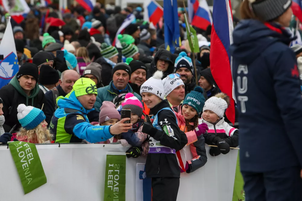 Slovenske skakalke, na fotografiji Ema Klinec, so izpolnjevale želje navijačev za avtograme in fotografiranje. Foto: Bojan Velikonja