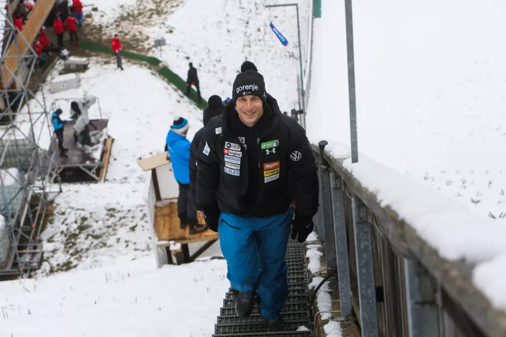 Čeprav je Jurij Tepeš star šele 36 let, je kljub mladosti uspešen že v prvi sezoni selektorja slovenske ženske reprezentance v smučarskih skokih. Foto: Bojan Velikonja