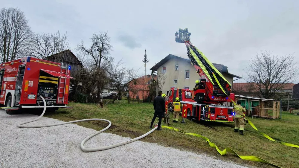 Ogled kraja požara so policisti že zaključili, vzrok zanj pa še preiskujejo. Foto PGD Jarše Rodica 