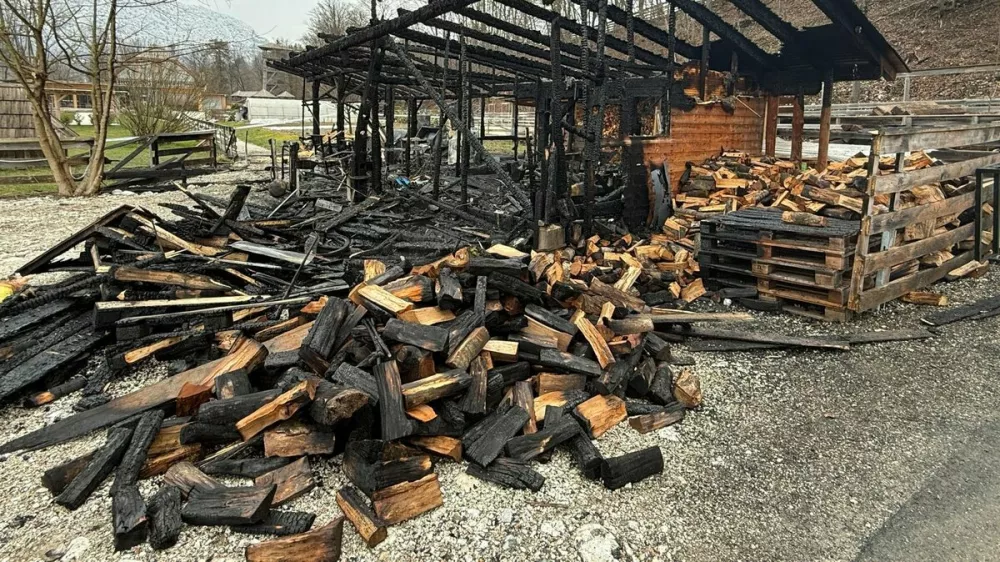 Ogenj je uničil delavnico in povzročil za več deset tisoč evrov škode. Foto: Slovenija Eco Resort