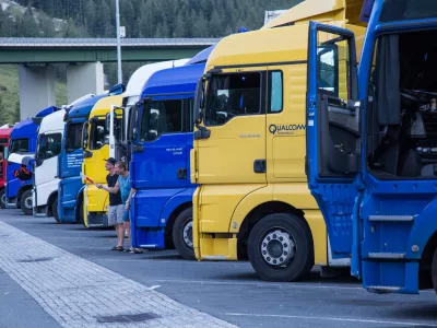 ﻿- 27.08.2016 - simbolična fotografija - vozniki tovornjakov na avstrijskem počivališču - tovornjak - voznik - ..//FOTO: Maja Marko