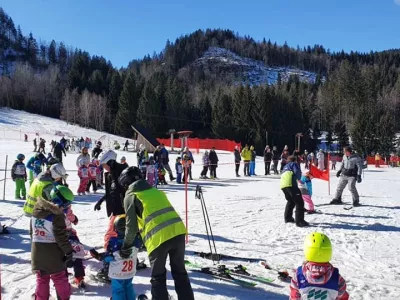 Otroški živžav se na Zatrniku znova obeta od četrtka, ko bodo končno lahko zagnali žičniške naprave. Foto: RTC Zatrnik