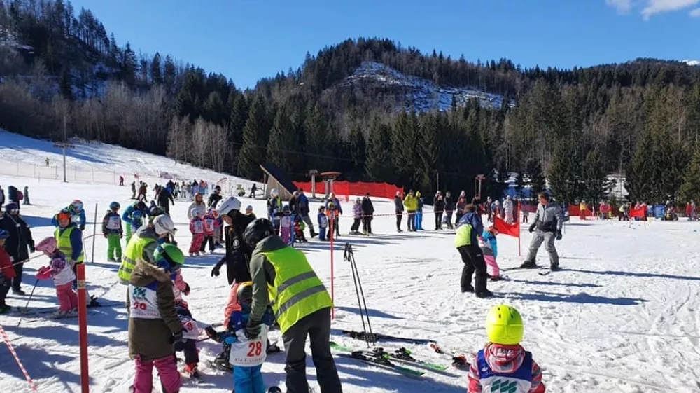 Otroški živžav se na Zatrniku znova obeta od četrtka, ko bodo končno lahko zagnali žičniške naprave. Foto: RTC Zatrnik