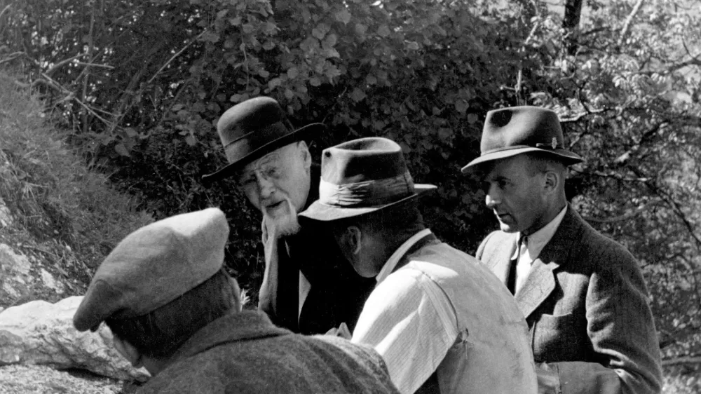 Plečnik in Bergant z glavnim zidarskim mojstrom, Stranje leta 1947. Foto: Arhiv družine Bergant