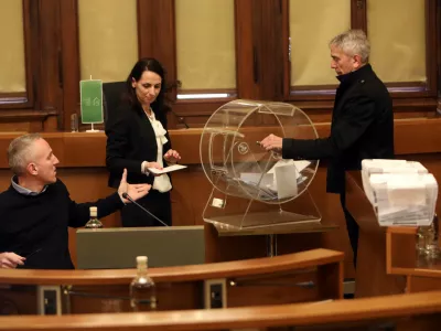 Tako kot pred dvema letoma bo tudi letos žreb odločil, kateri mladi prosilci bodo dobili 75 stanovanj za mlade. Foto: Tomaž Skale 