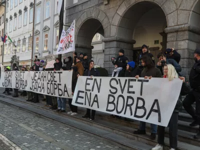 - 08.02.2025. - Protestni sprehod od srbske ambasade do Mestne hiše, ki ga je pripravila Participativna ljubljanska avtonomna cona - Plac, s katerim želijo podpreti študentske proteste v Srbiji in izraziti kritiko podpore ljubljanskega župana Zorana Jankovića srbskemu predsedniku Aleksandru Vučiću.//FOTO: Bojan Velikonja