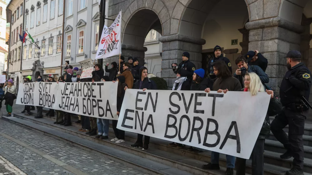 - 08.02.2025. - Protestni sprehod od srbske ambasade do Mestne hiše, ki ga je pripravila Participativna ljubljanska avtonomna cona - Plac, s katerim želijo podpreti študentske proteste v Srbiji in izraziti kritiko podpore ljubljanskega župana Zorana Jankovića srbskemu predsedniku Aleksandru Vučiću.//FOTO: Bojan Velikonja