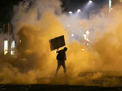 ﻿- policija je uporabila solzivec -- izgredi na protestu nasprotnikov koronskih ukrepov -- protestniki so v policiste in poslopje državnega zbora metali granitne kocke, steklenice in pirotehniko, - 15.09.2021 – Trg republike – protest nasprotnikov uvajanja ukrepov PCT (preboleli, cepljeni, testirani) – protestni shod okoli 8000 protestnikov združena pod protestnim sloganom "Upor ljudstva". ki je zahtevala odpravo PCT-ukrepov – Epidemija koronavirus COVID-19 //FOTO: