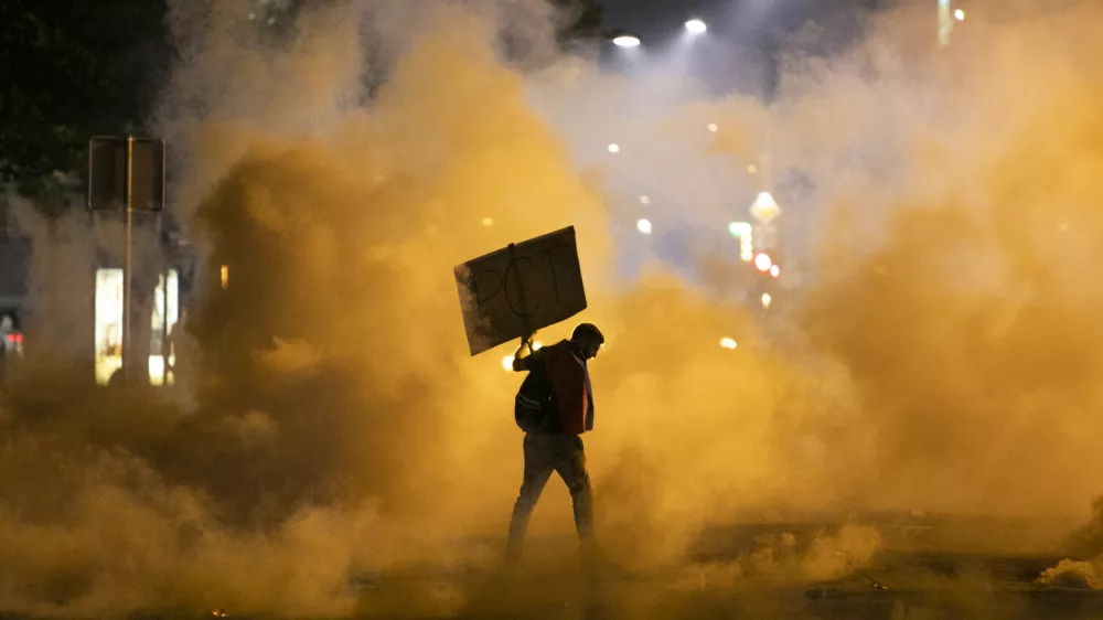 ﻿- policija je uporabila solzivec -- izgredi na protestu nasprotnikov koronskih ukrepov -- protestniki so v policiste in poslopje državnega zbora metali granitne kocke, steklenice in pirotehniko, - 15.09.2021 – Trg republike – protest nasprotnikov uvajanja ukrepov PCT (preboleli, cepljeni, testirani) – protestni shod okoli 8000 protestnikov združena pod protestnim sloganom "Upor ljudstva". ki je zahtevala odpravo PCT-ukrepov – Epidemija koronavirus COVID-19 //FOTO: