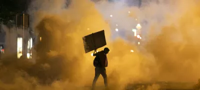 ﻿- policija je uporabila solzivec -- izgredi na protestu nasprotnikov koronskih ukrepov -- protestniki so v policiste in poslopje državnega zbora metali granitne kocke, steklenice in pirotehniko, - 15.09.2021 – Trg republike – protest nasprotnikov uvajanja ukrepov PCT (preboleli, cepljeni, testirani) – protestni shod okoli 8000 protestnikov združena pod protestnim sloganom "Upor ljudstva". ki je zahtevala odpravo PCT-ukrepov – Epidemija koronavirus COVID-19 //FOTO: