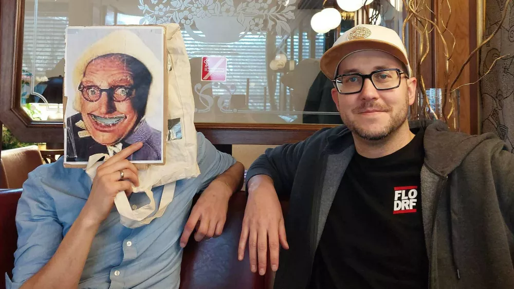 Predsednik društva Leiwand in organizator dogodka Gerhard Grimm s satirikom Juan Sonom Foto: Leiwand