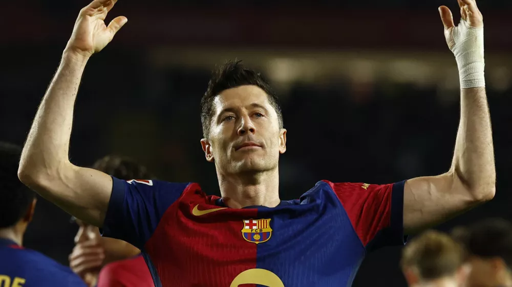 Soccer Football - LaLiga - FC Barcelona v Rayo Vallecano - Estadi Olimpic Lluis Companys, Barcelona, Spain - February 17, 2025 FC Barcelona's Robert Lewandowski celebrates scoring their first goal REUTERS/Albert Gea