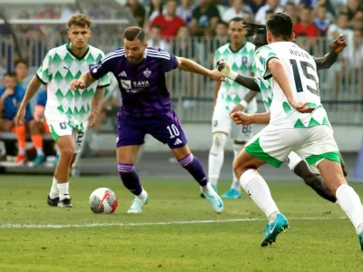 Maks Barišič (vijolični dres) Maribor - nogomet - Derbi - Nk Maribor in Nk Olimpija -