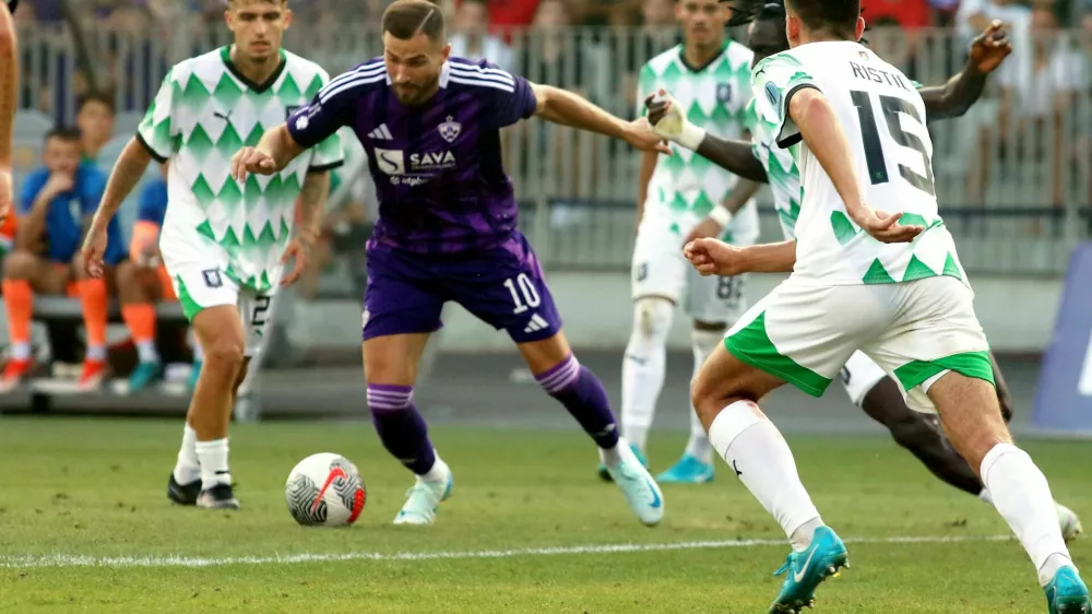 Maks Barišič (vijolični dres) Maribor - nogomet - Derbi - Nk Maribor in Nk Olimpija -