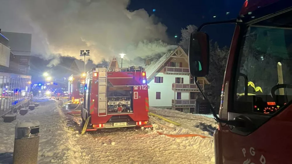 Požar je okrog 22. ure gasilcem uspelo pogasiti, pri tem pa se ni nihče poškodoval. Foto: PGD Bohova