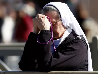 A nun prays at Saint Peter's Square while Pope Francis is hospitalized for bronchitis treatment at the Vatican, February 16, 2025. REUTERS/Ciro De Luca   TPX IMAGES OF THE DAY