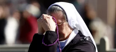 A nun prays at Saint Peter's Square while Pope Francis is hospitalized for bronchitis treatment at the Vatican, February 16, 2025. REUTERS/Ciro De Luca   TPX IMAGES OF THE DAY