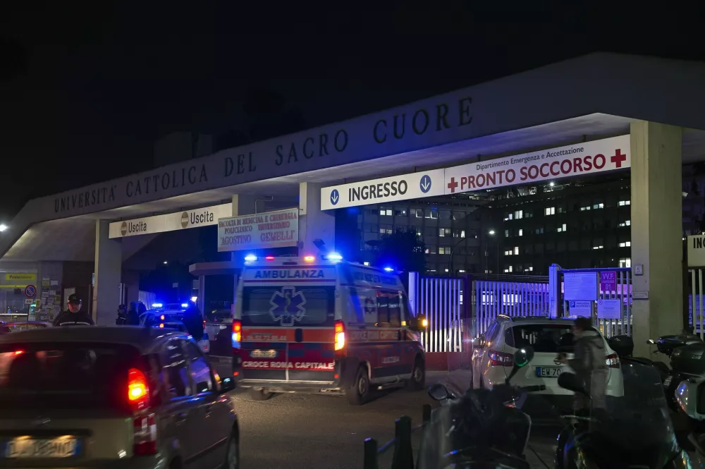 **NO LIBRI** Italy, Rome, Vatican, 2025/2/17 A picture shows a statue of Pope John Paul II outside the Gemelli hospital where Pope Francis is hospitalized for tests and treatment for bronchitis in Rome Photograph by ALESSIA GIULIANI / Catholic Press Photo,Image: 965261221, License: Rights-managed, Restrictions: No Italy., Model Release: no Foto: Profimedia