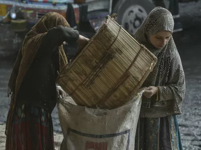 Children clean garlic in a market in Lahore on January 24, 2021.,Image: 585693267, License: Rights-managed, Restrictions:, Model Release: no Foto: Profimedia