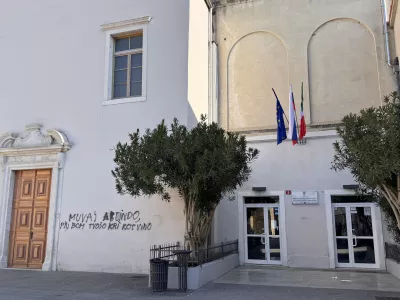 Koper, protokolarno-prireditvena dvorana Sv. Franciska Asiskega.Grafit na procelju dvorane.