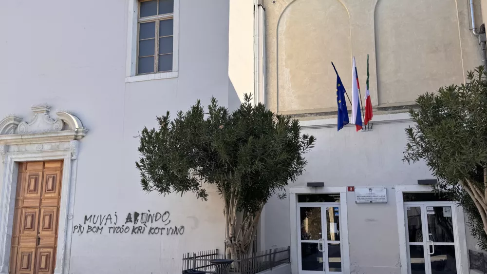 Koper, protokolarno-prireditvena dvorana Sv. Franciska Asiskega.Grafit na procelju dvorane.