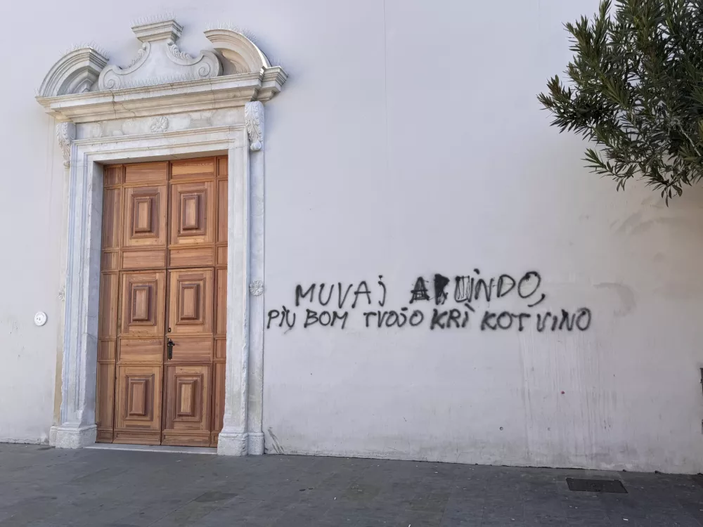 Koper, protokolarno-prireditvena dvorana Sv. Franciska Asiskega.Grafit na procelju dvorane.