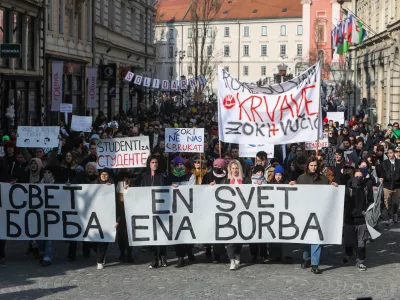 - 08.02.2025. - Protestni sprehod od srbske ambasade do Mestne hiše, ki ga je pripravila Participativna ljubljanska avtonomna cona - Plac, s katerim želijo podpreti študentske proteste v Srbiji in izraziti kritiko podpore ljubljanskega župana Zorana Jankovića srbskemu predsedniku Aleksandru Vučiću.//FOTO: Bojan Velikonja