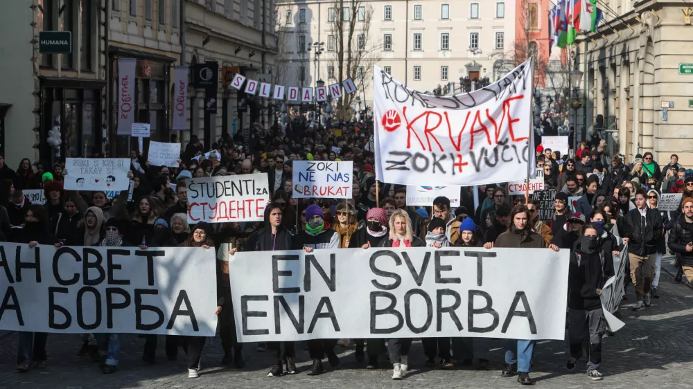 - 08.02.2025. - Protestni sprehod od srbske ambasade do Mestne hiše, ki ga je pripravila Participativna ljubljanska avtonomna cona - Plac, s katerim želijo podpreti študentske proteste v Srbiji in izraziti kritiko podpore ljubljanskega župana Zorana Jankovića srbskemu predsedniku Aleksandru Vučiću.//FOTO: Bojan Velikonja